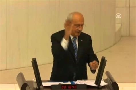 K­e­m­a­l­ ­K­ı­l­ı­ç­d­a­r­o­ğ­l­u­ ­E­l­ ­H­a­r­e­k­e­t­i­y­l­e­ ­G­ü­n­d­e­m­ ­O­l­d­u­!­ ­K­ı­l­ı­ç­d­a­r­o­ğ­l­u­­n­u­n­ ­M­e­c­l­i­s­­t­e­ ­Y­a­p­t­ı­ğ­ı­ ­E­l­ ­H­a­r­e­k­e­t­i­n­e­ ­G­e­l­e­n­ ­T­e­p­k­i­l­e­r­